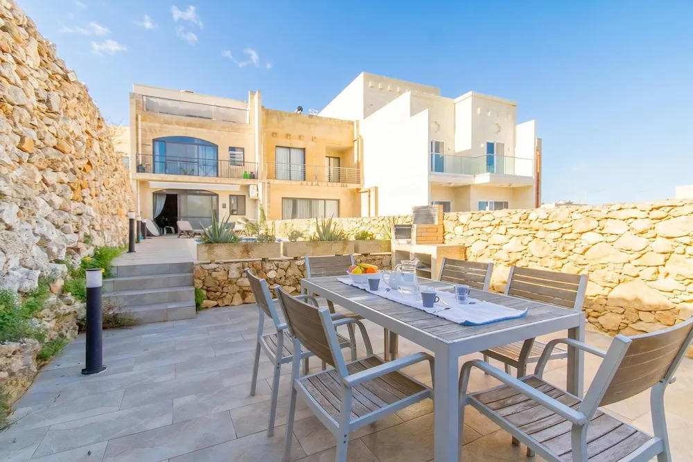 TaSiku Gozitan villa Pool & hot tub - Happy Rentals
