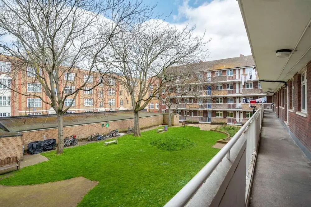 Spacious 3 Bed Flat W/communal Garden in Euston
