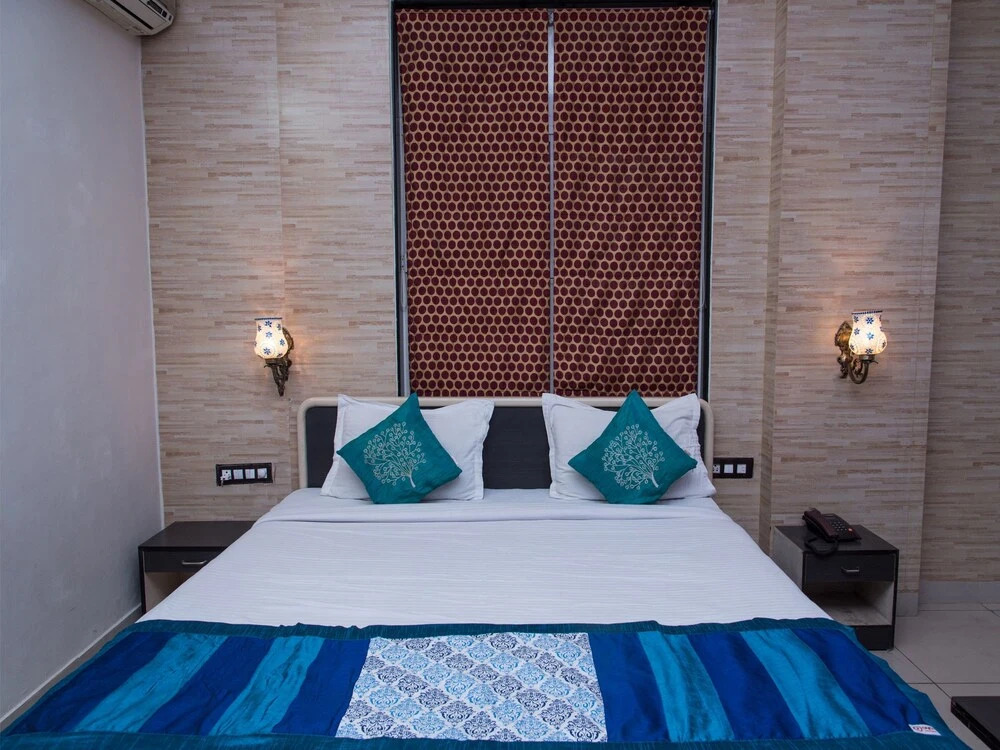 OYO 11716 Hotel Everest