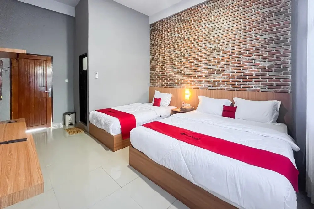RedDoorz Plus at New Favour Hotel Gunung Dempo
