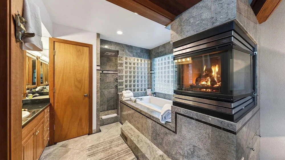 Grand Elk Chalet by Avantstay Private Beach + Pier + Hot Tub Historic A-frame in Carnelian Bay Near Tahoe City + Hiking Trails