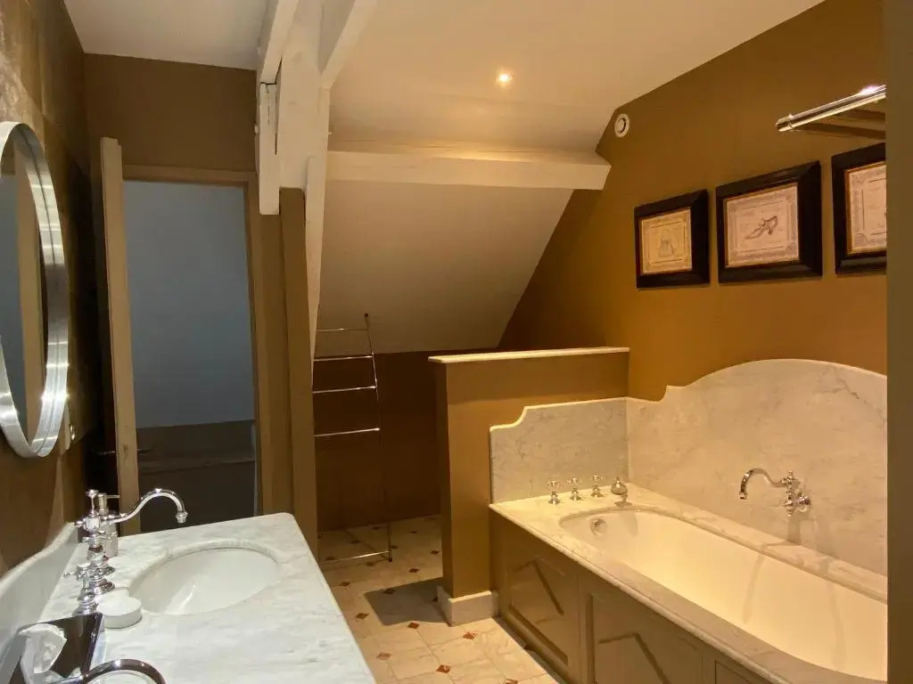 Demeure Saint Louis, Cité 10mn à pieds, PARKING Privé, BORNES 7,2 KW, AC, FULL WIFI