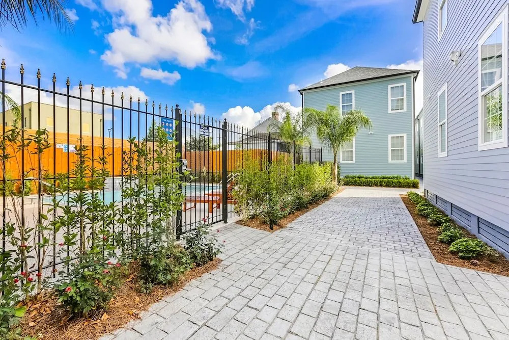 Modern 5 BR Condo - Large Pool - Near Everything