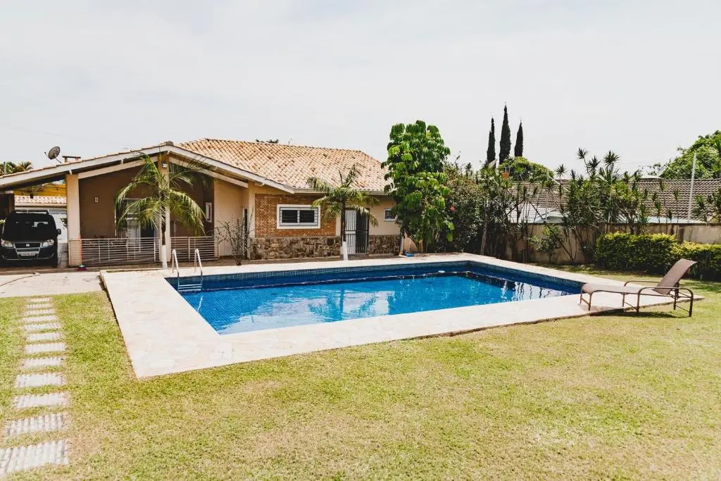 Incrivel casa com ampla area de lazer em Atibaia