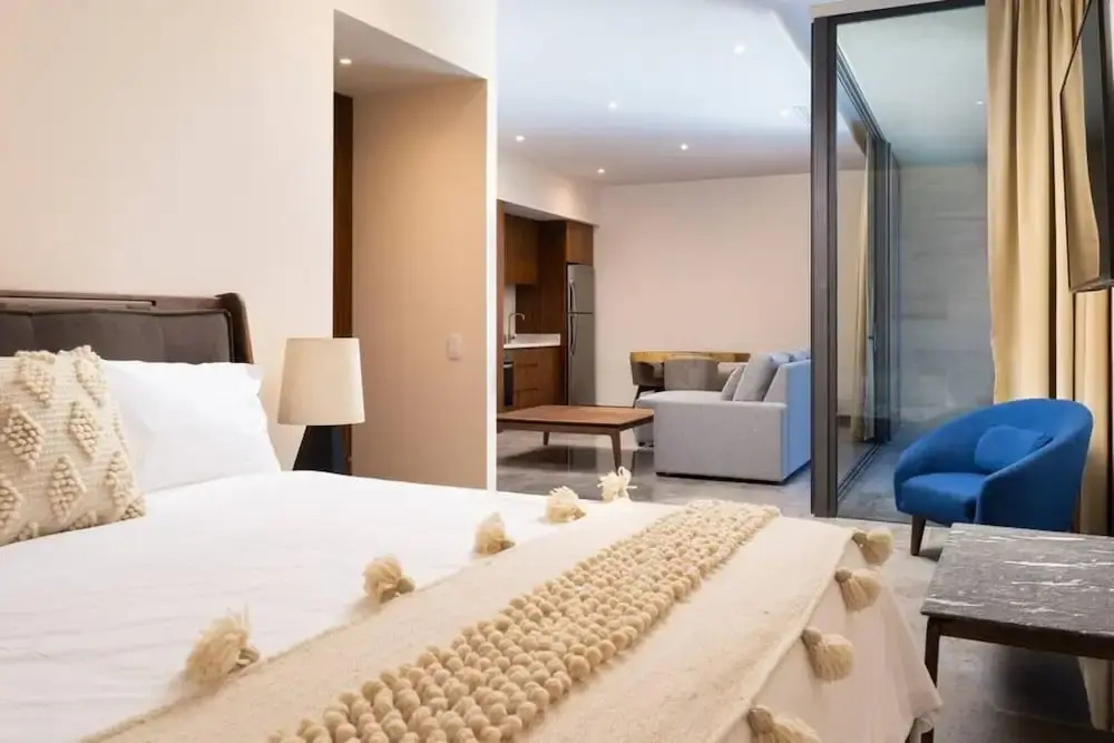 Light Filled And Stylish Studio Private Balcony Pool View Free Shuttle to the Beach Club Gym