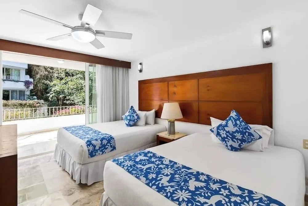 Luxurious Partial Ocean-view Suite With 3 Pools, hot Tub, gym & Balcony
