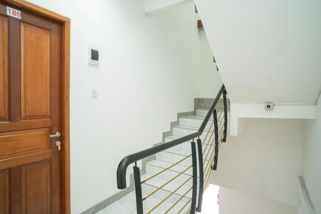 RedDoorz near Stasiun Senen