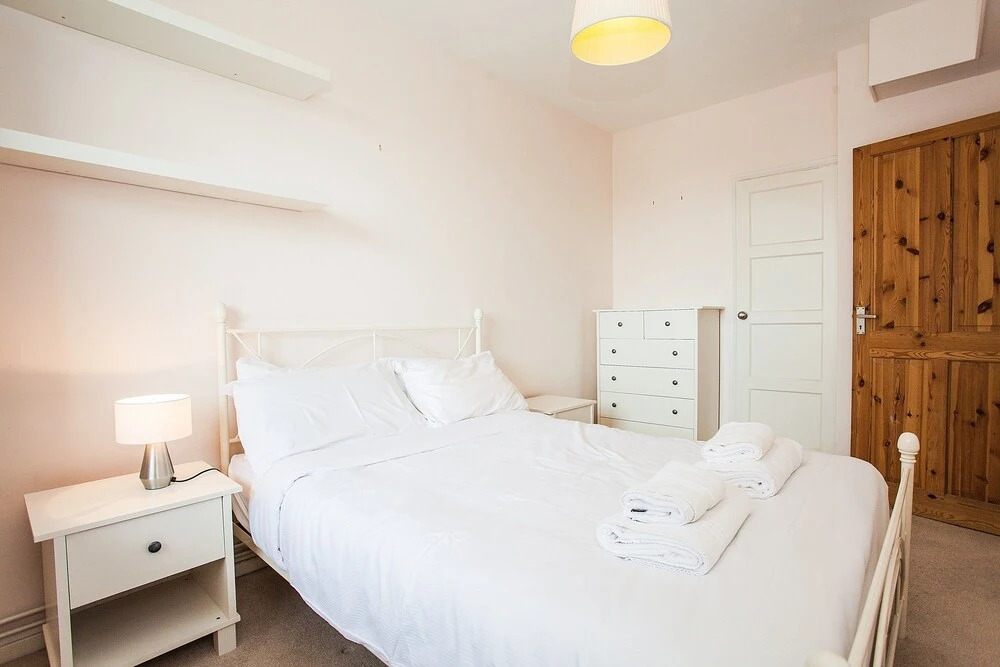 Bright 2 Bedroom Property With Balcony