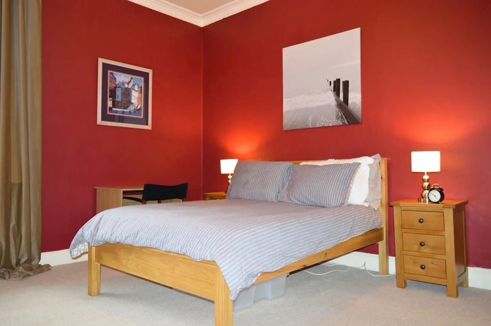 Colourful 1 Bedroom Apartment Near Edinburgh Centre