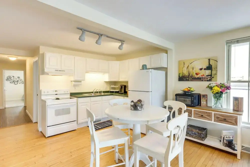 Cozy Delafield Apartment - Walk to Lake!