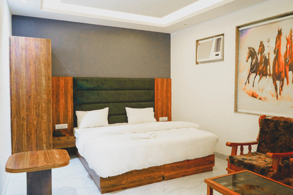 Hotel Ishaan Palace Near IGI Delhi Airport