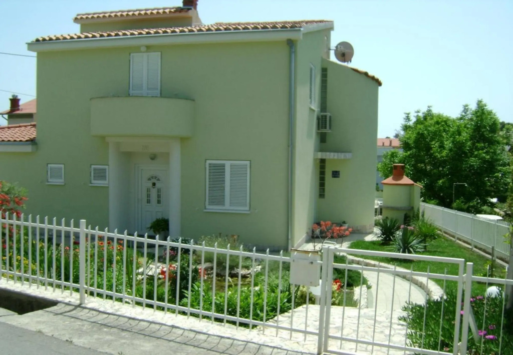 Zdene - With Parking - SA2