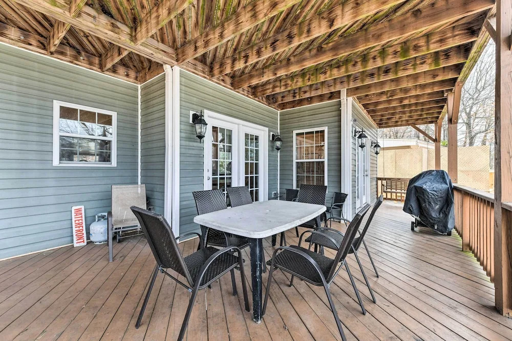 Lakefront Lexington House with Spacious Deck!