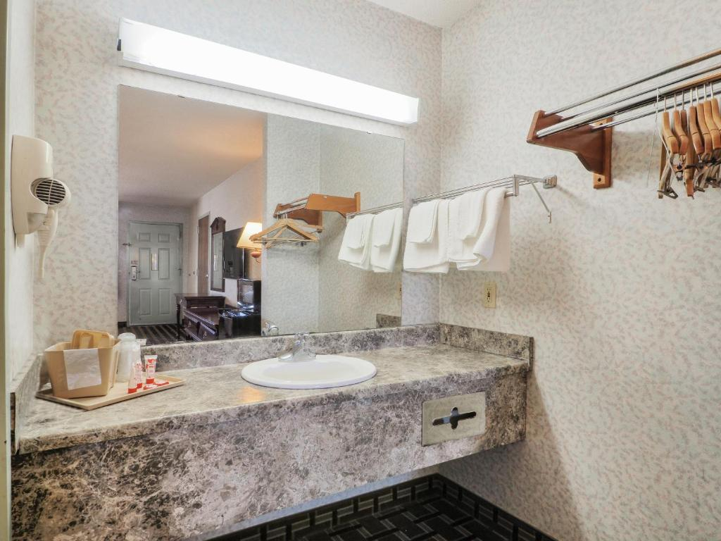 Lonestar Inn & Suites, Erick OK Hwy 40 BY OYO