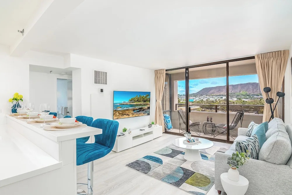 Waikiki Sunset 2 bedroom with Diamond Head View and Parking
