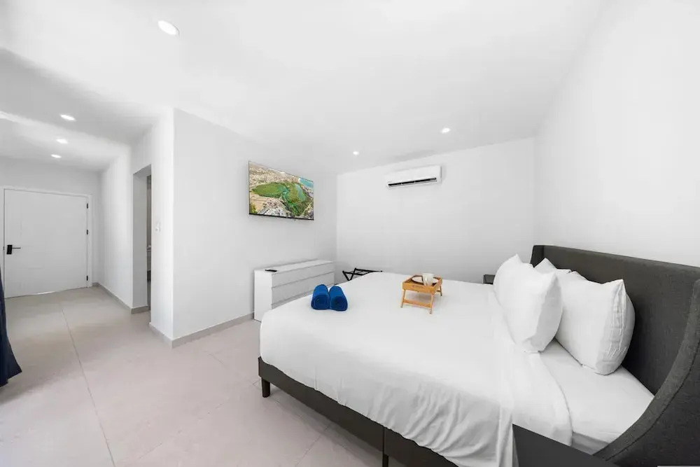 Brand NEW Villa Central Location Private Pool