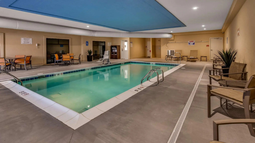 B/W Plus Elizabethtown Inn & Suites