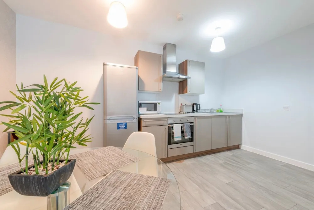 3 Bedroom Apartment Near City Centre With Parking
