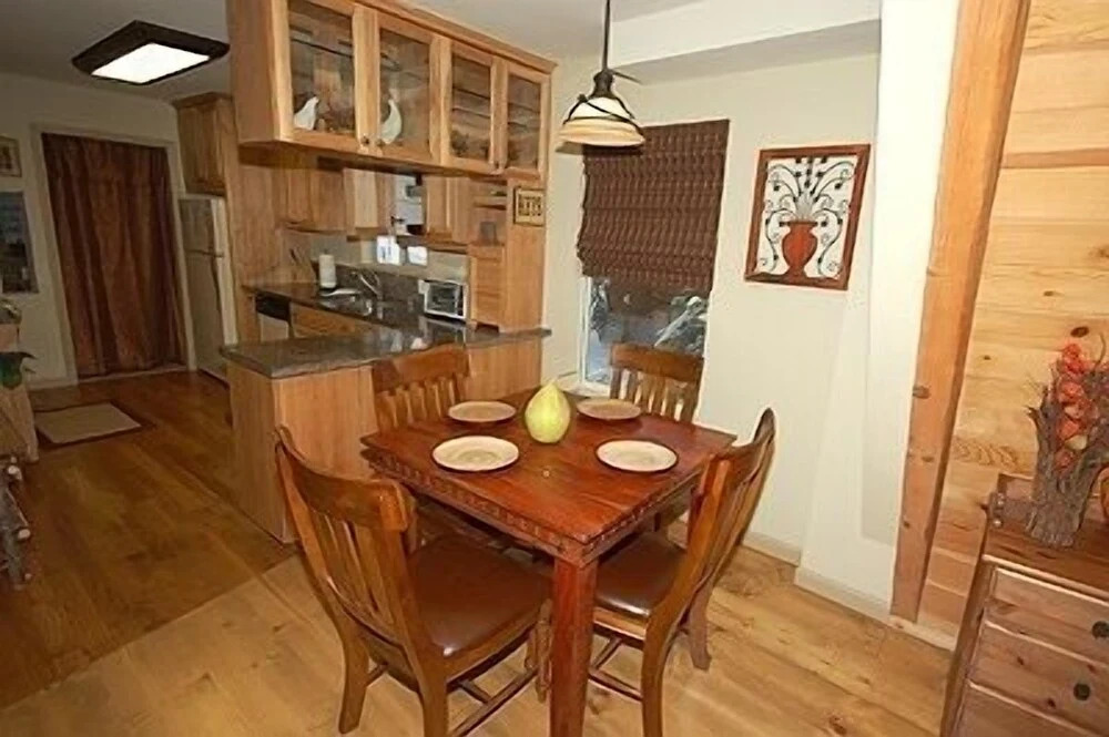 3614 Saddle Road 3 Bedroom Cabin by RedAwning