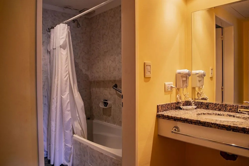 Los Robles Apart Hotel l Suites & Spa