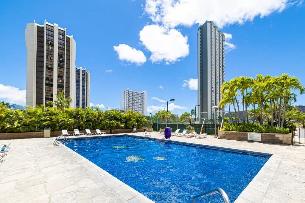 Beautiful 8th Floor 1 Bedroom Condo | 1 Block to Beach | Free Parking & WIFI
