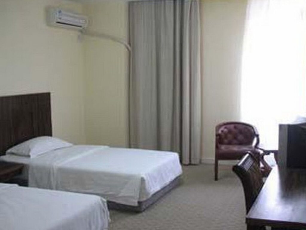 Jitai Hotel (Zhongshan North Road Metro Station)