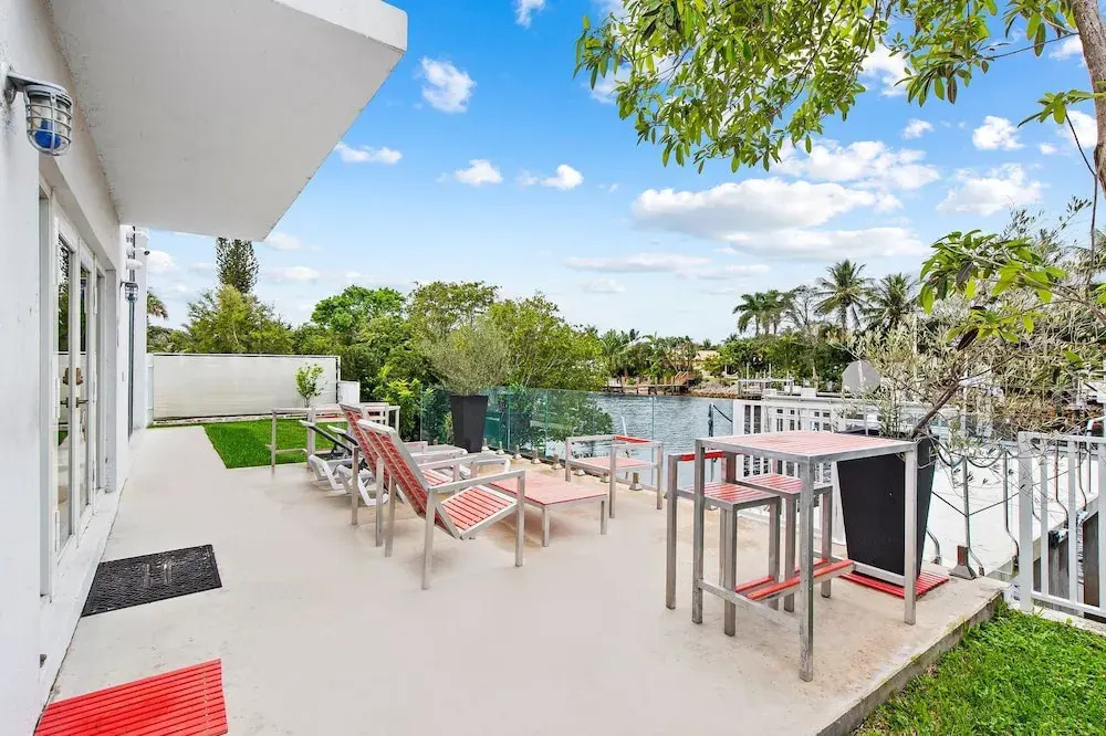 Apt W/patio, Balcony & Mini-golf