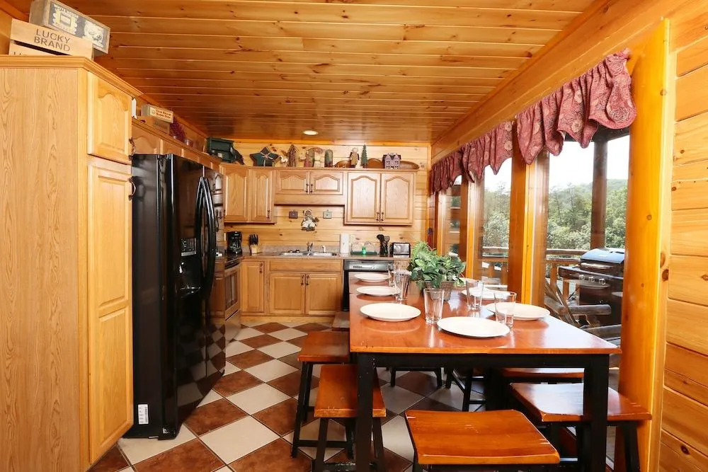 Family Valley 6 Br cabin by RedAwning