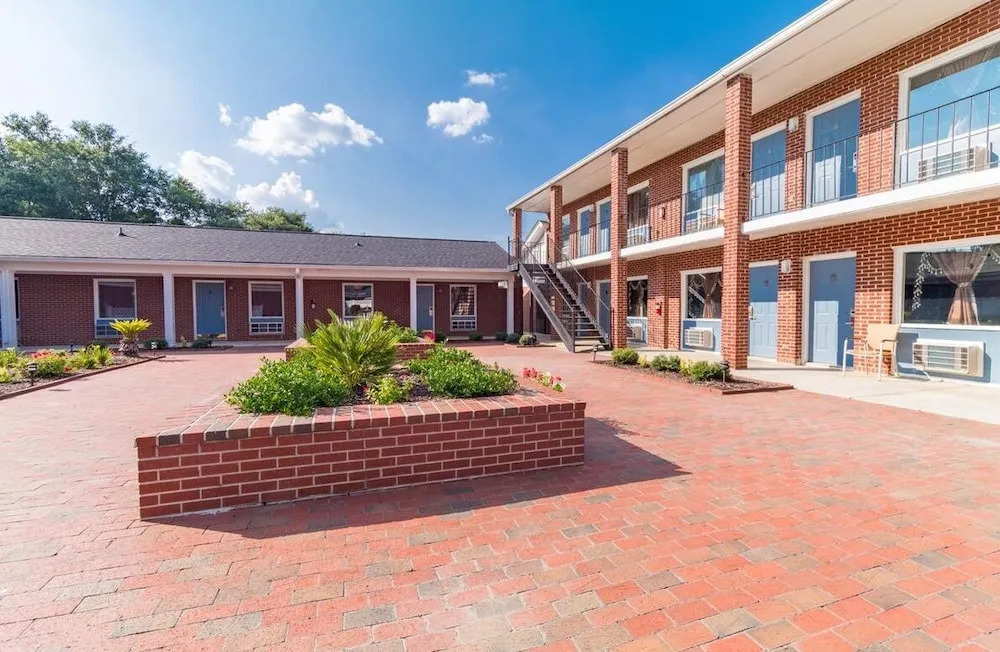 Winton Inn & Suites