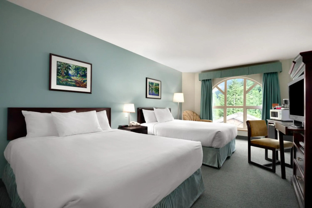 Harrison Lake Hotel