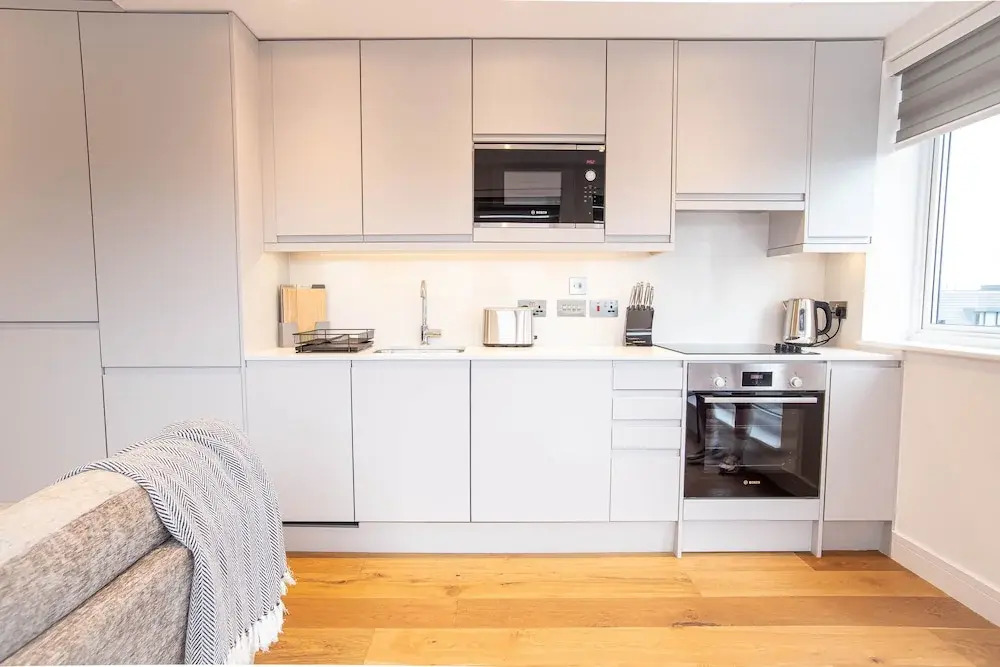Deluxe & Chic 1 & 2 Bed Apts near Heathrow, Legoland, & Windsor Slough