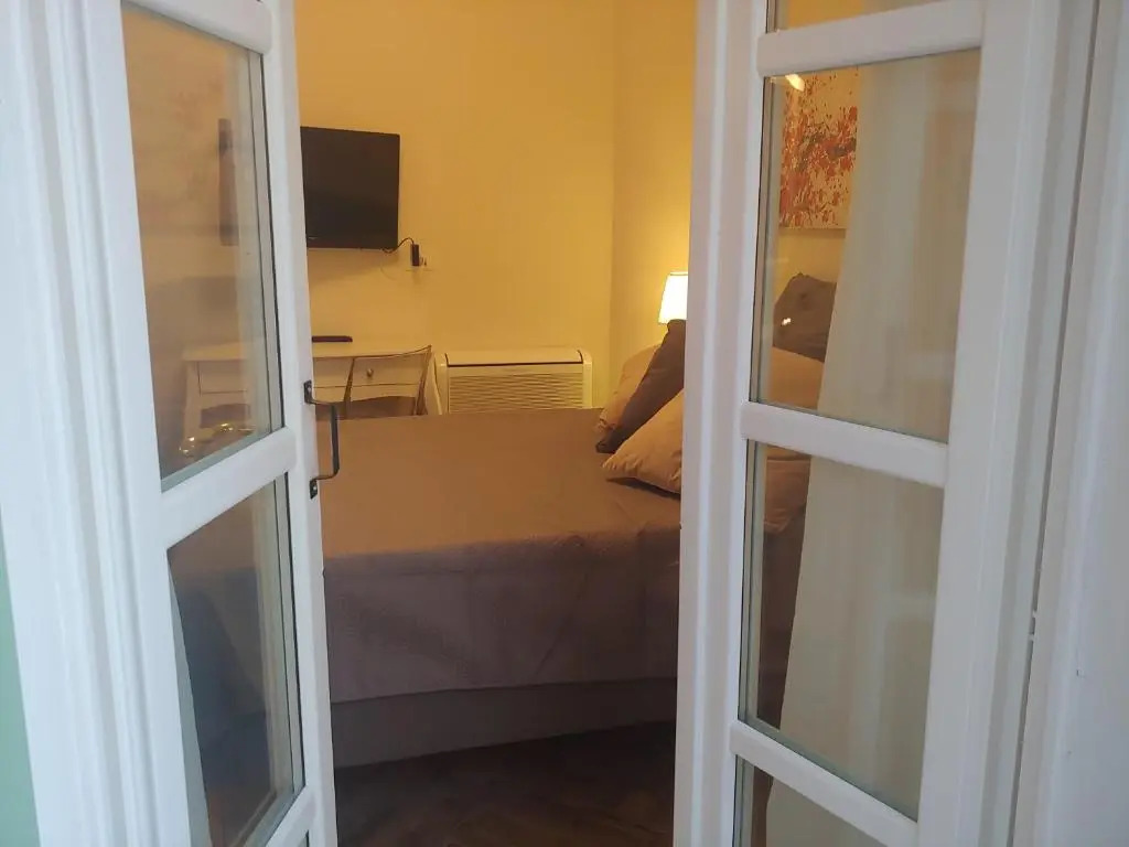 TINY ROOM