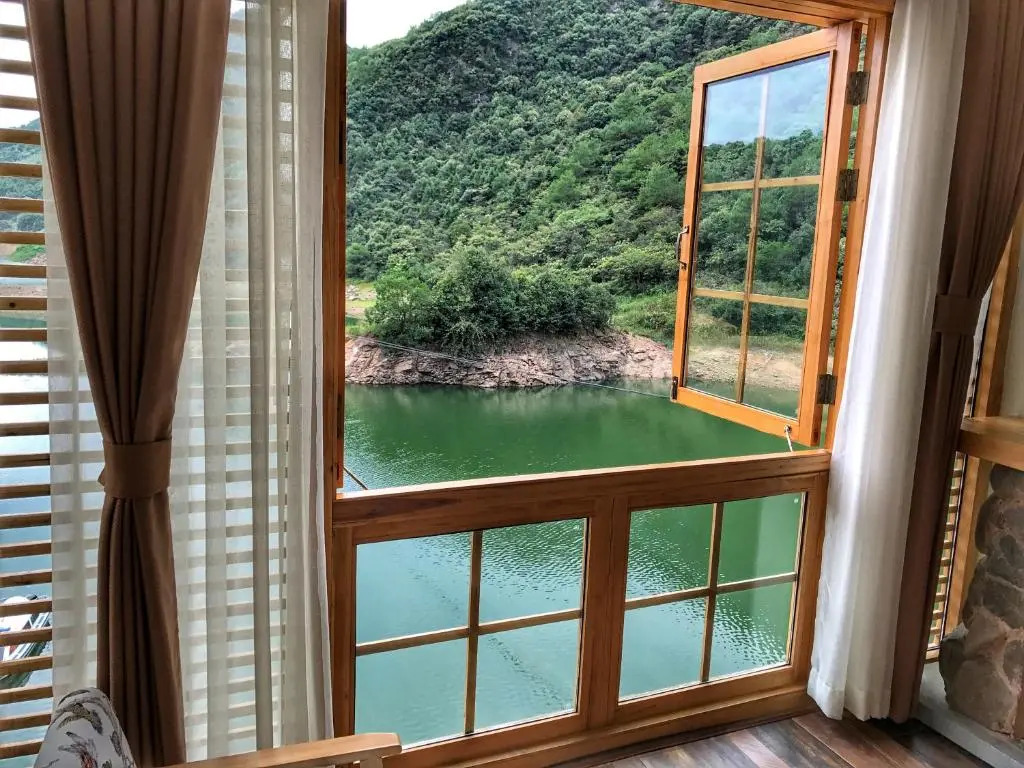 The Lake View Deyishe Resort in Thousand Island Lake
