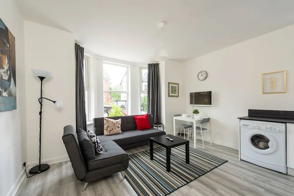 Modern Sleeps 5 - 1BR Home in Manchester