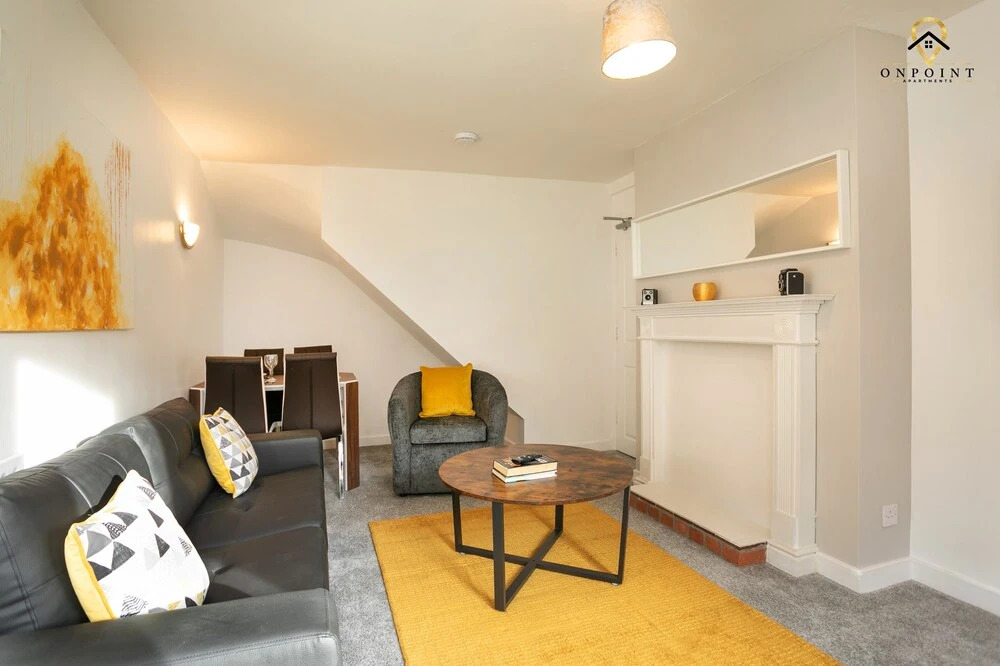 Spacious 6 Bed Home with Parking