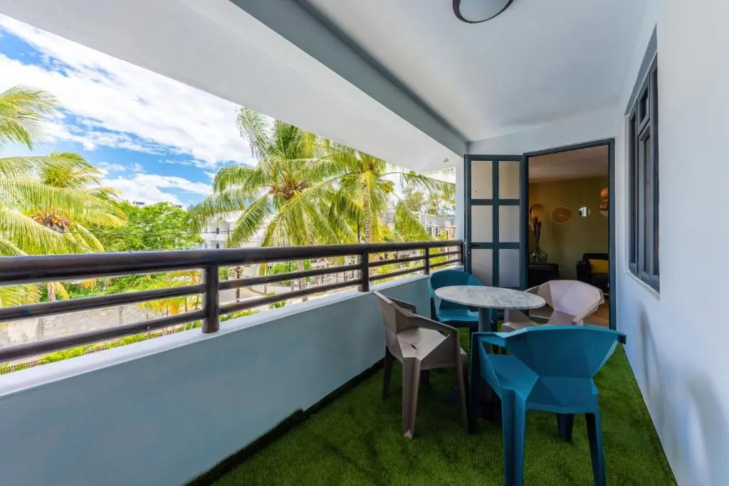 Les Cerisiers Beach Residence, Cosy and Modern 3 bedroom apartment located 50 metres from the beach and from all amenities and restaurants on the coastal road