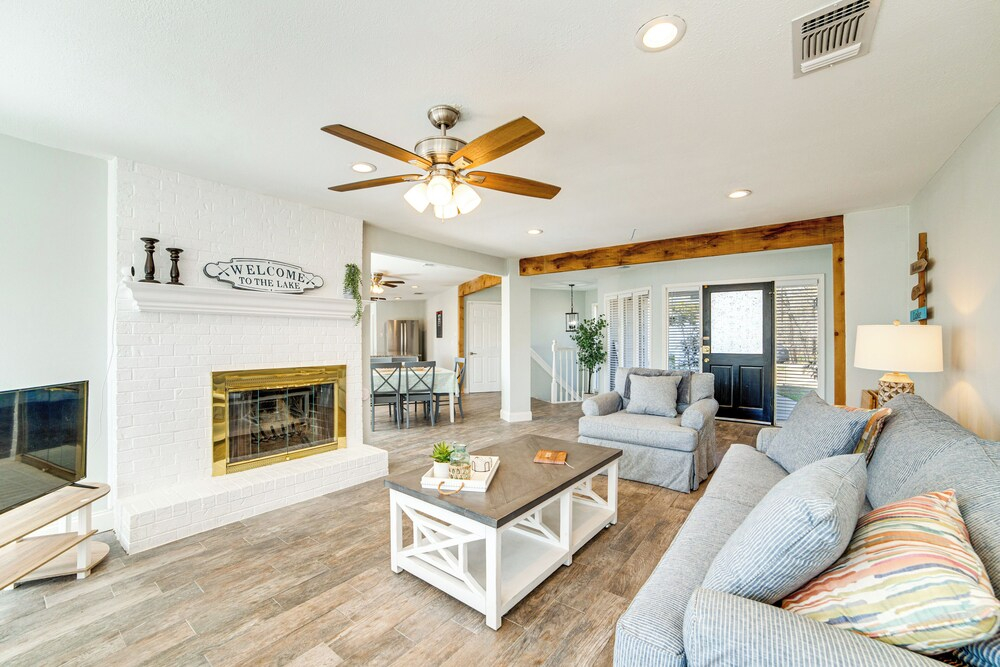 Lakeside Retreat: Large Spacious Home w/ Game Room