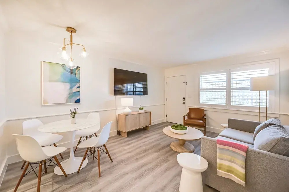 Updated Dtwn Naples Condo: Across From Beach!