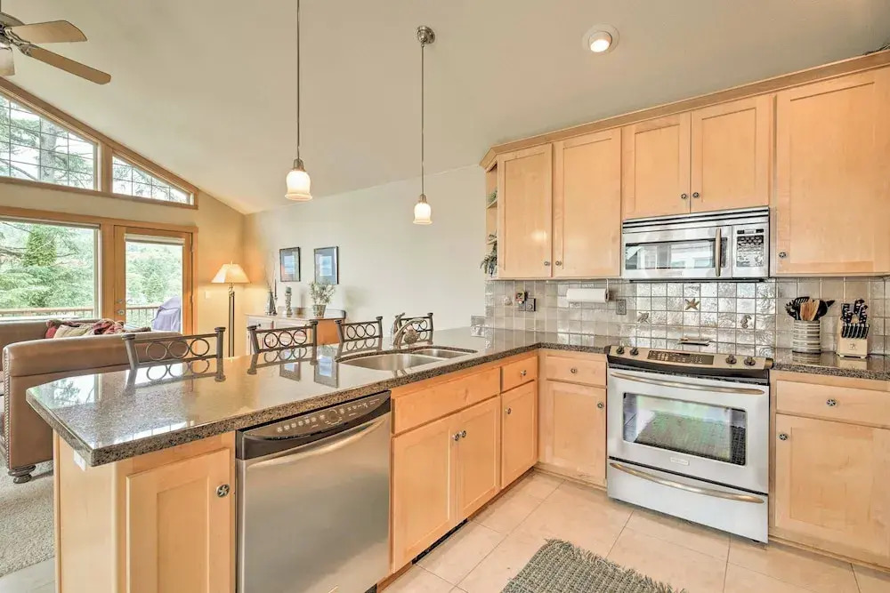 Spacious Family Townhome: Walk to Beach & Downtown