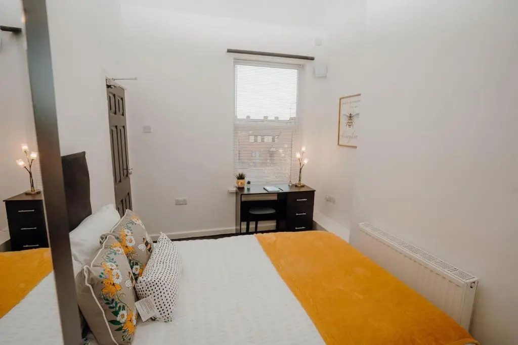 Entire 4 Bed House - Monthly Discount - By Centre