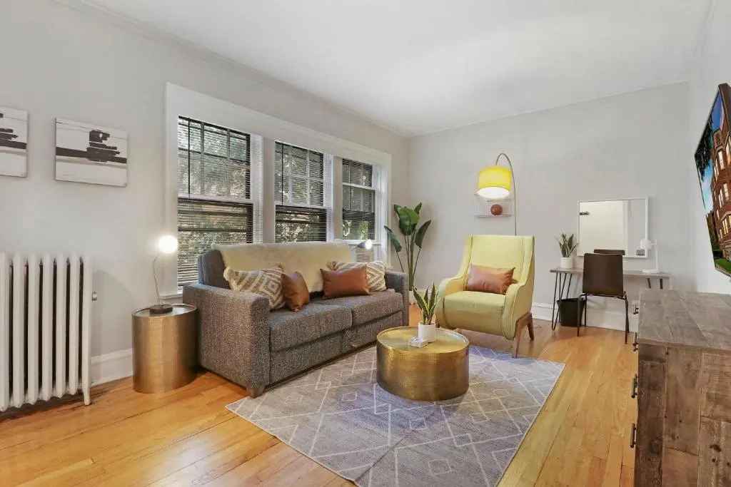 Simple and Roomy 1BR Apt in Evanston