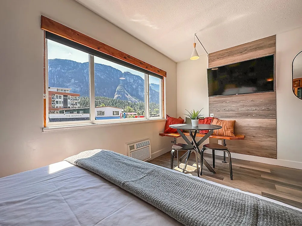 Crash Hotel Squamish