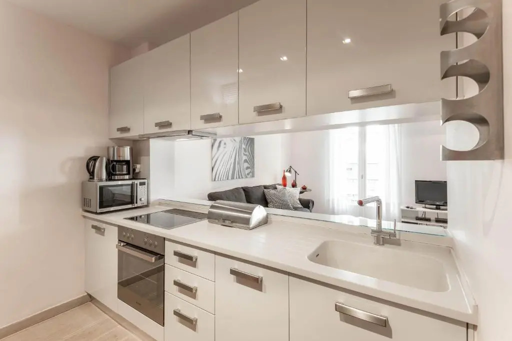 Stylish white 4 ppl apartment in City center