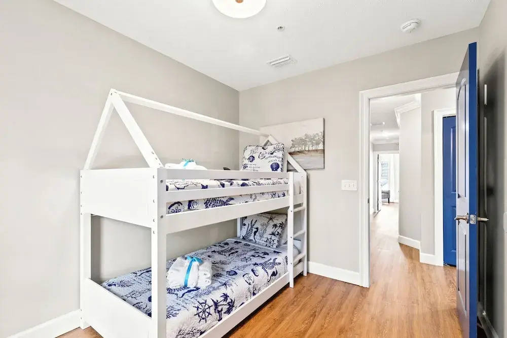 Sailors Cove: 5-bedroom, 4.5 Baths, Sleeps 12! Steps Away From the Beach!