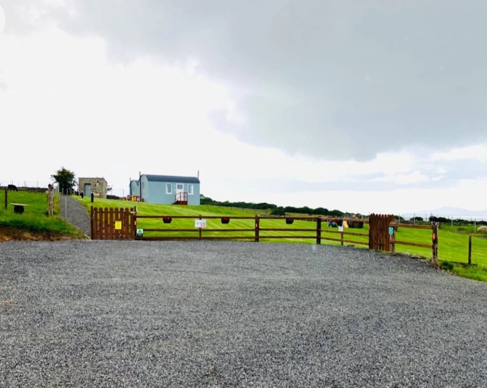The Dozy Donkey Shepherd Hut & Sauna Farm Stay