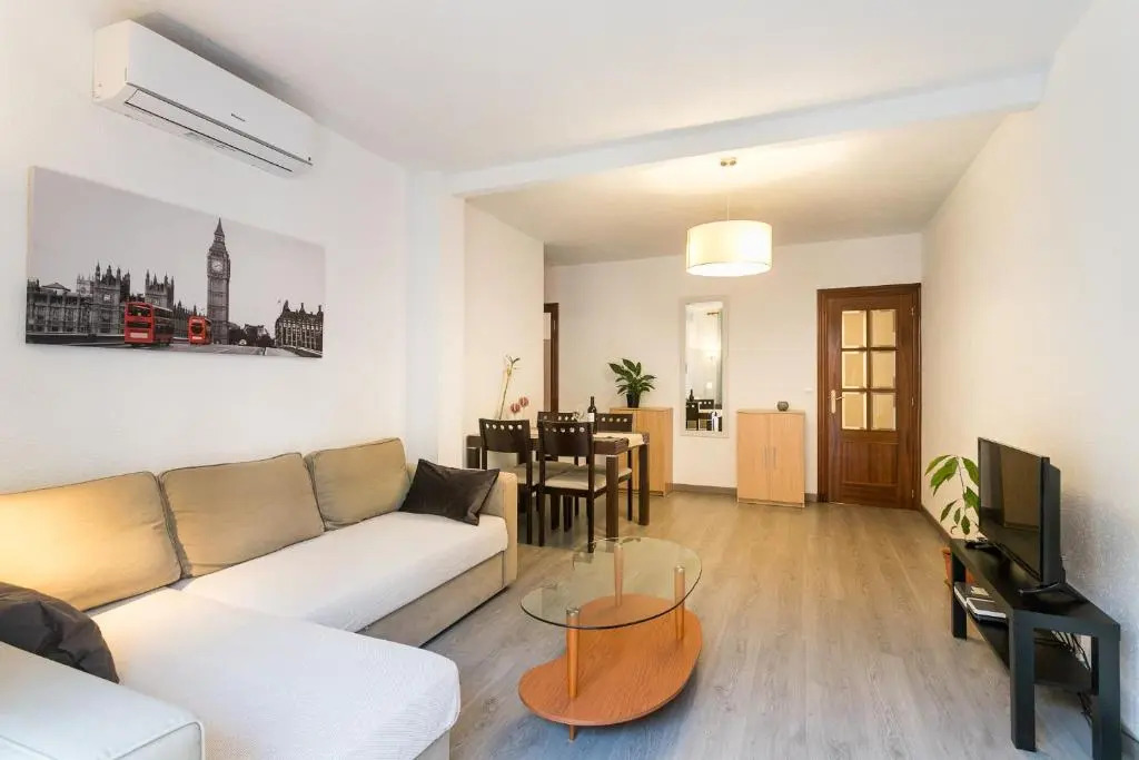Lovely, new, bright 3 mins to beach apt 105 sq meters