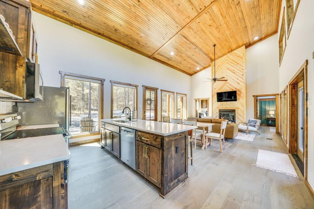 Broken Bow Cabin ~ 5 Mi to State Park w/ Hot Tub!