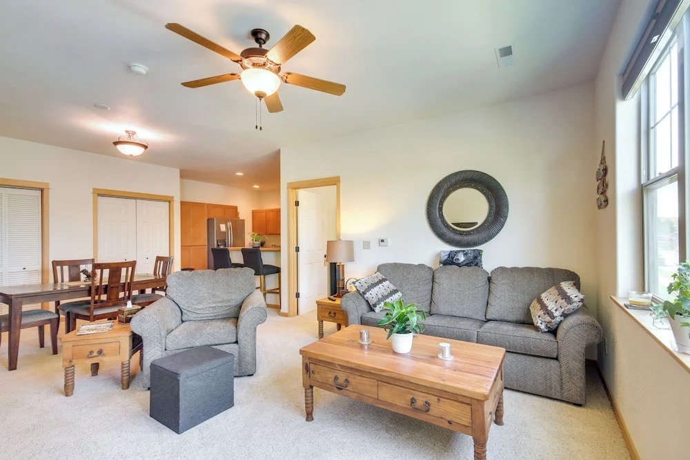 Cozy Livingston Condo w/ Balcony & Mtn View!