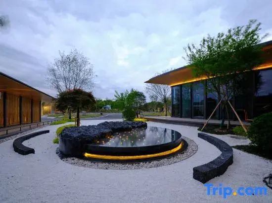 Ruolin Qiaoshangu Graden Hotel