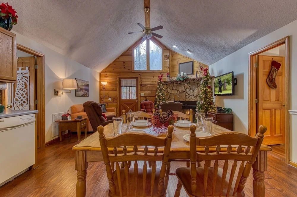 ER46 - Cherith Brook - Great location, Just across from swimming pool! cabin